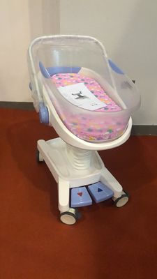 تخت کودک تخت کودک بیمارستان تخت نوزاد سیستم هیدرولیک کنترل 25 کیلوگرم بار کالسکه کودک بیمارستان سفید