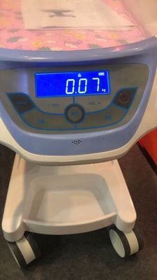 تخت کودک تخت کودک بیمارستان تخت نوزاد سیستم هیدرولیک کنترل 25 کیلوگرم بار کالسکه کودک بیمارستان سفید