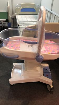 تخت کودک تخت کودک بیمارستان تخت نوزاد سیستم هیدرولیک کنترل 25 کیلوگرم بار کالسکه کودک بیمارستان سفید