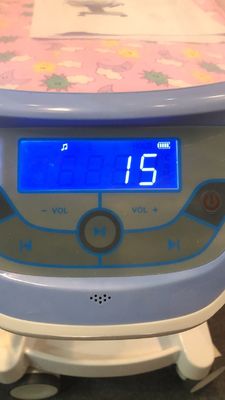 تخت کودک تخت کودک بیمارستان تخت نوزاد سیستم هیدرولیک کنترل 25 کیلوگرم بار کالسکه کودک بیمارستان سفید