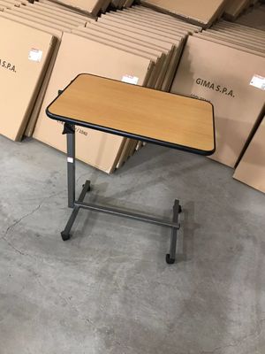 میز سینی تخت بیمارستان 700 میلی متر 1010 میلی متر قابل انعطاف روی میز غذای تختخواب