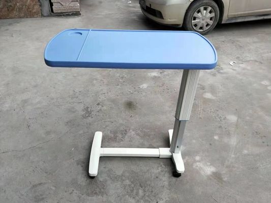 میز سینی تختخوابی بیمارستانی گاز قابل تنظیم روی میز تختخواب شده روی چرخها است