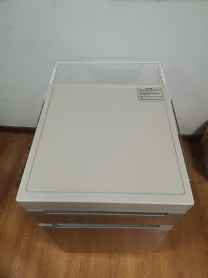 صفحه کابینت تختخواب بیمارستانی ساختار بشقاب آلومینیومی رنگ چوبی با کاستور