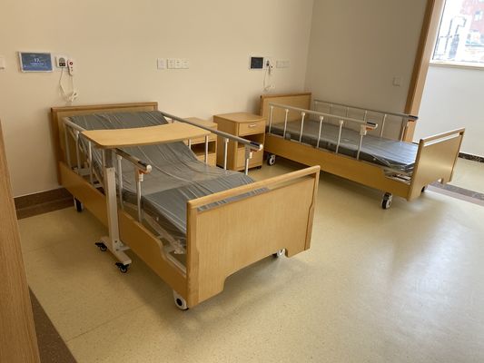 تخت چوبی 700 میلی متری برقی 3 کاره تخت مراقبت از خانه تخت پرستاری